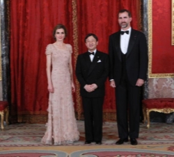 Sus Altezas Reales los Príncipes de Asturias junto a Su Alteza Imperial el Príncipe Heredero del Japón